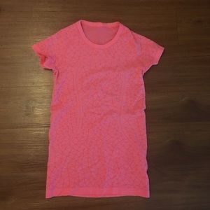 Size 6 swiftly tech with geometric detail